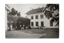 Sjåstad gård. Postkort skrevet i 1940 på den tiden Buskerud fylke drev husmorskolen. Etter formålet skulle den « gi jenter opplæring i alt husarbeid med matstell som forekommer på landet, der en må innrette seg etter årstidene og forholdene på en gård, samt få den nødvendige innsikt i husdyr- og hagestell». Skolen holdt til på gården til 1959.