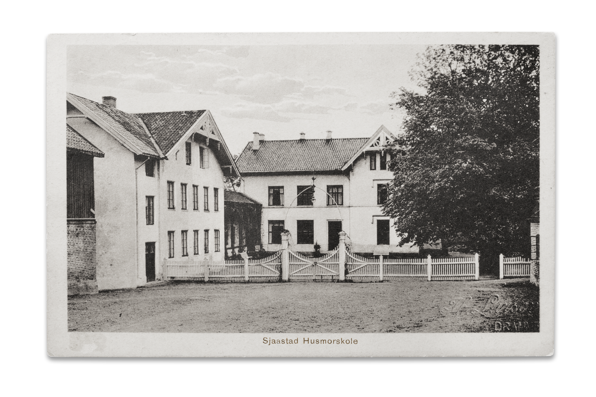 Sjåstad gård og husmorskole ca. 1930. Internatbygget til venstre. Undervisningen ble gitt både i teoretiske og praktiske fag. De tallrike teoretiske fagene omfattet blant annet kostlære, helselære, syke og barnestell, regnskapsførsel, kjemi, fysikk, mat- og kjøkkenstell, hagebrukslære, husdyrlære m.m. I 1959 opphørte undervisningen der, og skolen flyttet til Linnesvollen.