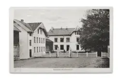 Sjåstad gård og husmorskole ca. 1930. Internatbygget til venstre. Undervisningen ble gitt både i teoretiske og praktiske fag. De tallrike teoretiske fagene omfattet blant annet kostlære, helselære, syke og barnestell, regnskapsførsel, kjemi, fysikk, mat- og kjøkkenstell, hagebrukslære, husdyrlære m.m. I 1959 opphørte undervisningen der, og skolen flyttet til Linnesvollen.