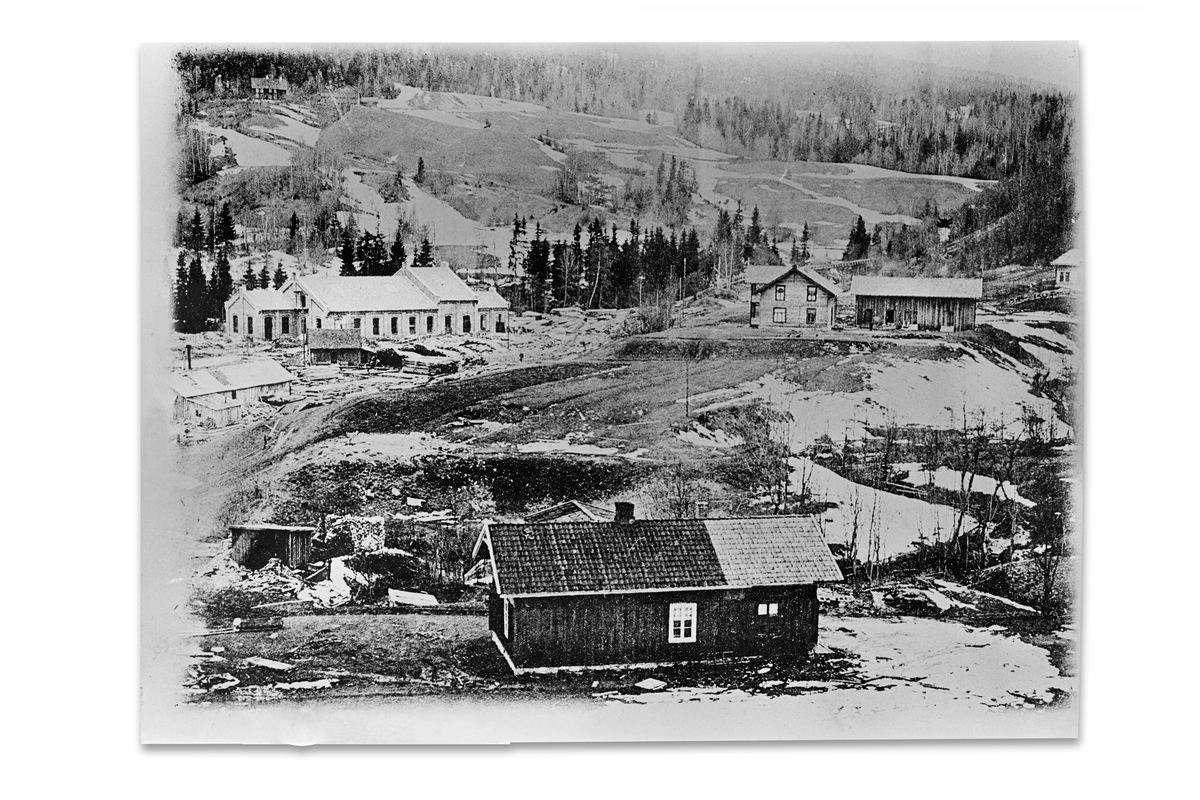 Tresliperiet Tronstad Brug 1904/1905. Bildet viser brukets område kort etter starten i 1904. Bedriften ble grunnlagt av Wilhelm Stibolt som hadde kjøpt Rustan med skoger og vannfallene i Solbergelva i 1893. I 1909 solgte han bedriften til banksjef Anders Børresen. Tettstedet Tronstad vokste opp rundt tresliperiet.