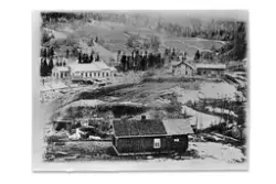 Tresliperiet Tronstad Brug 1904/1905. Bildet viser brukets område kort etter starten i 1904. Bedriften ble grunnlagt av Wilhelm Stibolt som hadde kjøpt Rustan med skoger og vannfallene i Solbergelva i 1893. I 1909 solgte han bedriften til banksjef Anders Børresen. Tettstedet Tronstad vokste opp rundt tresliperiet.