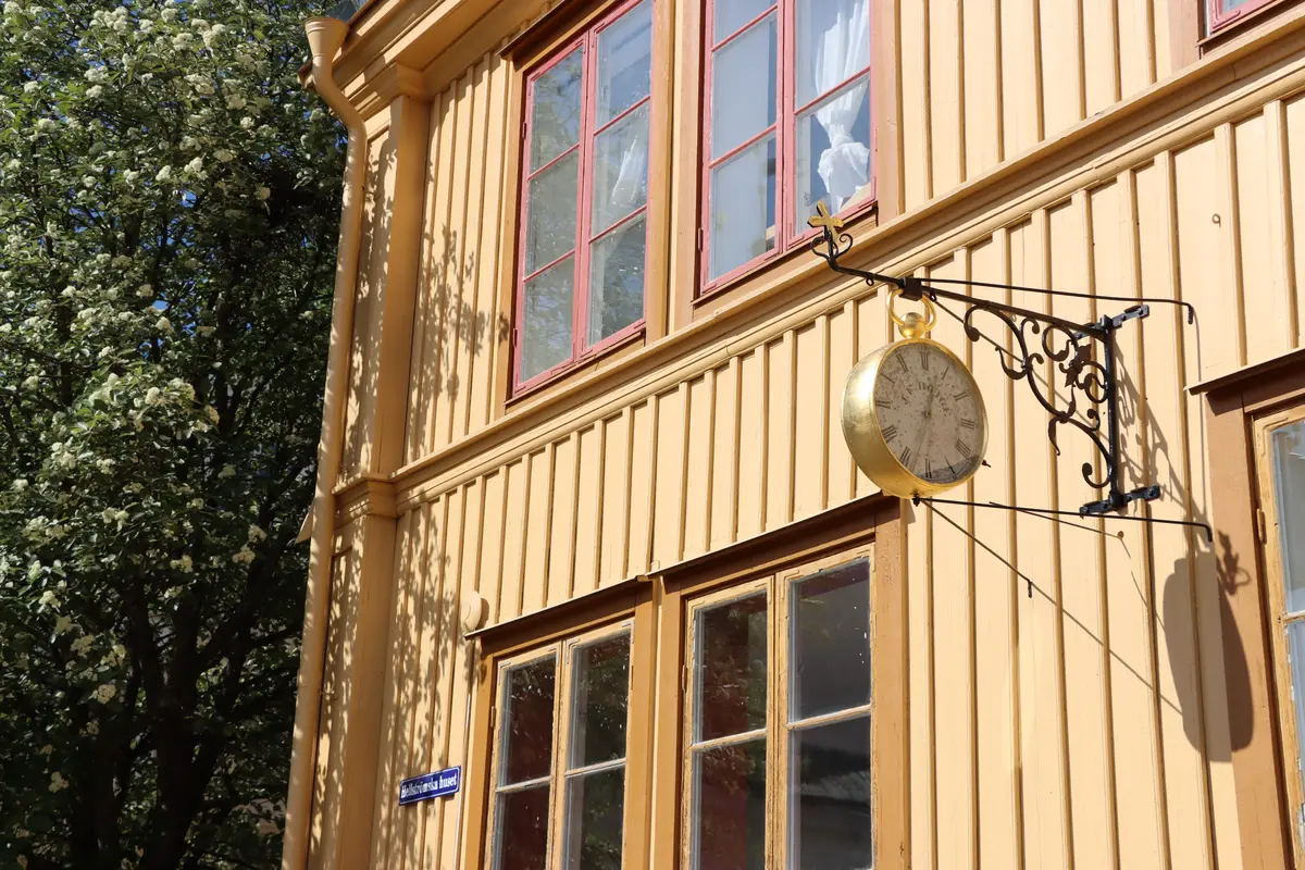 Exteriörbild fasad Hellströmska huset skylt med klocka