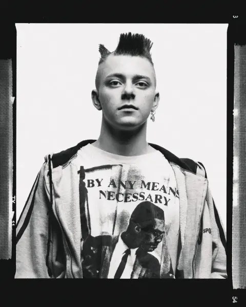 Fotografi i svart hvitt av en ung Tommy Tee