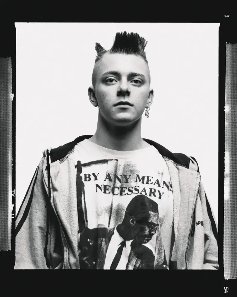 Fotografi i svart hvitt av en ung Tommy Tee