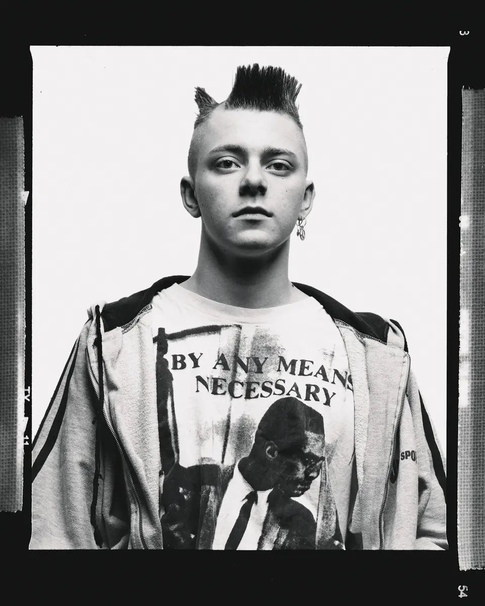 Fotografi i svart hvitt av en ung Tommy Tee