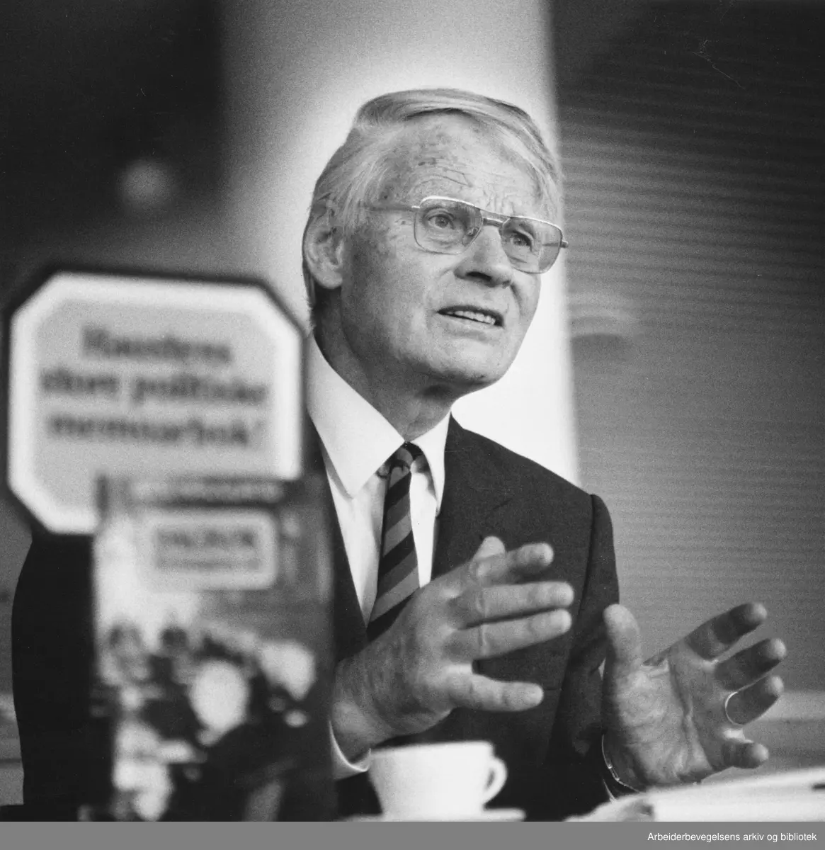 Historie professor Jens Arup Seip, presenterer Jens Hauglands bok "Dagbok frå Kongens råd", august 1986.