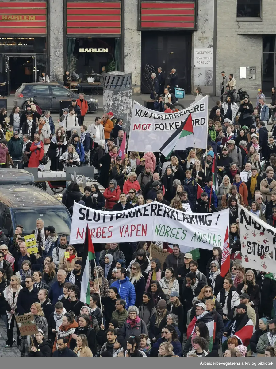 Demonstrasjon til støtte for Palestina og Gaza, Youngstorget 20. mars 2025. Demonstrasjonstoget gikk fra Stortinget til Youngstorget. Parole: Kulturarbeidere mot folkemord, Sluttbrukererklæring! Norges våpen, Norges ansvar.