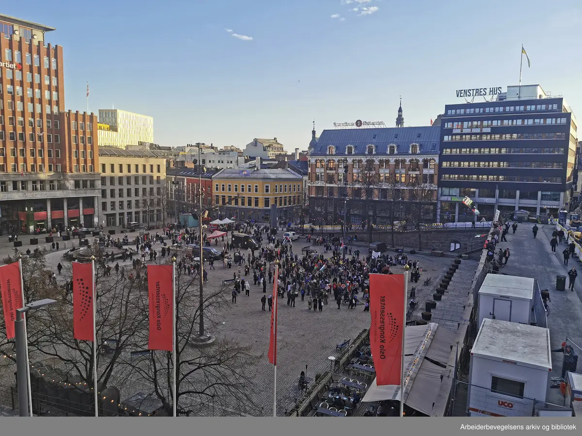 Fra Arbark sin lesesal kan man se det som skjer på torget. 20. mars 2025 var det en demonstrasjon til støtte for Palestina og Gaza.
