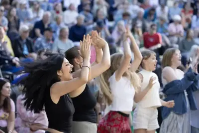 Glade festivalgjengere klapper og roper under konsert på Sankthansfestivalen på Norsk Folkemuseum.