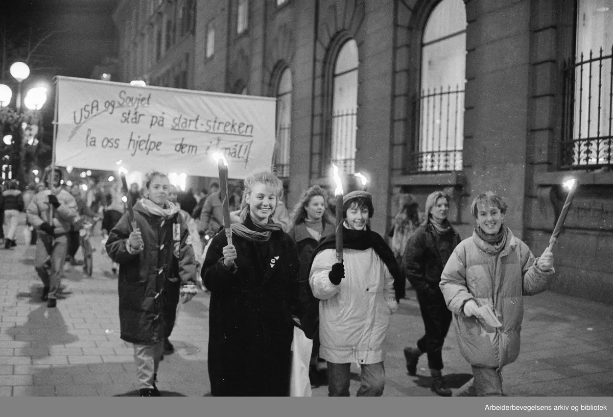 Fakkeltog i Oslo 8. desember 1987. Parole: Usa og Sovjet står på start-streken la oss hjelpe dem i mål!