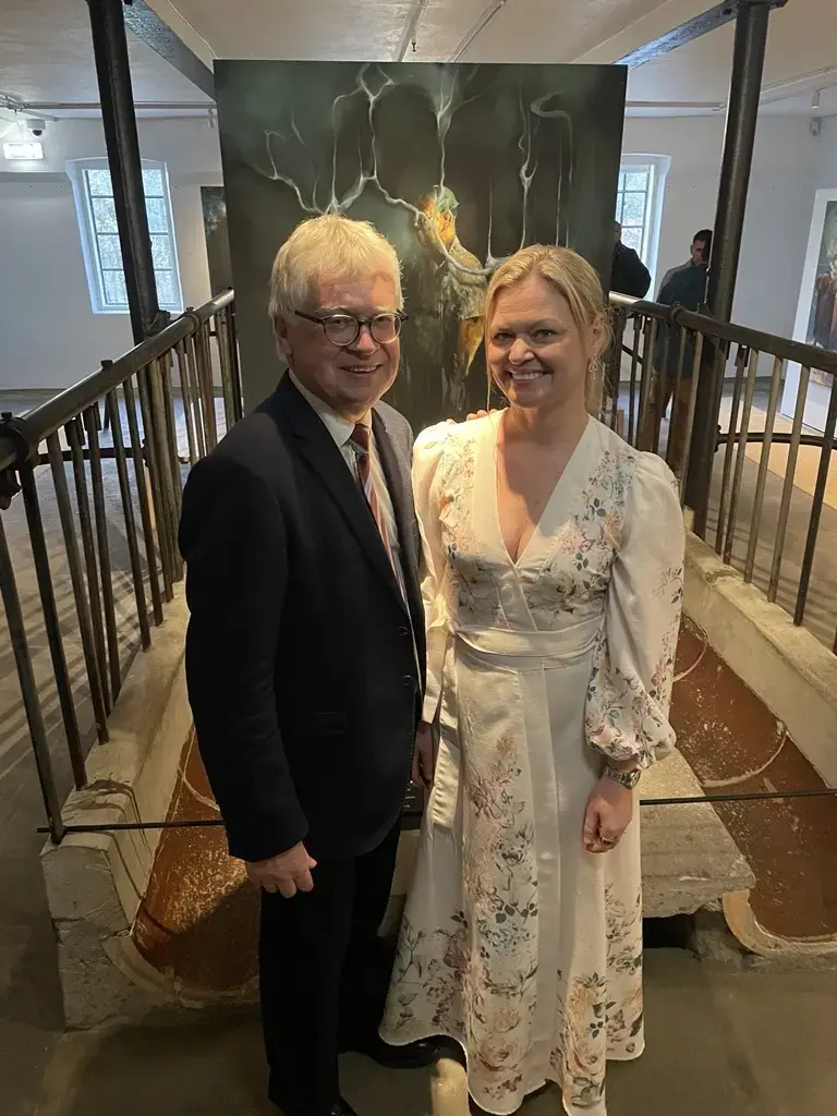 Konservatorene Geir Thomas Risåsen og Marie Fongaard Seim i utstillingen "Portretter av Jens Juel og Håkon Gullvåg" i galleri Østfløyen på Bogstad gård. 