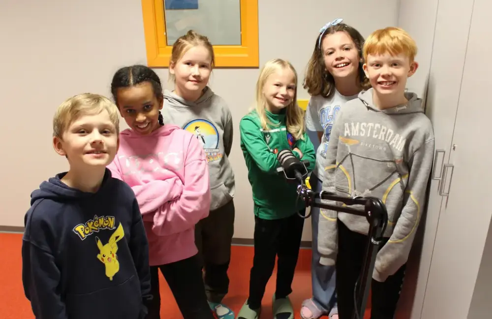 Seks femteklassingar som er med på å lage podkasten «Barneboktipset» i regi av Nynorsksenteret. 