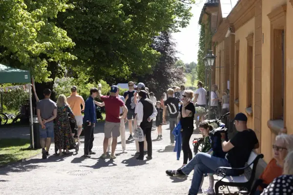 Publikum på sankthans-arrangement på Bogstad gård. 