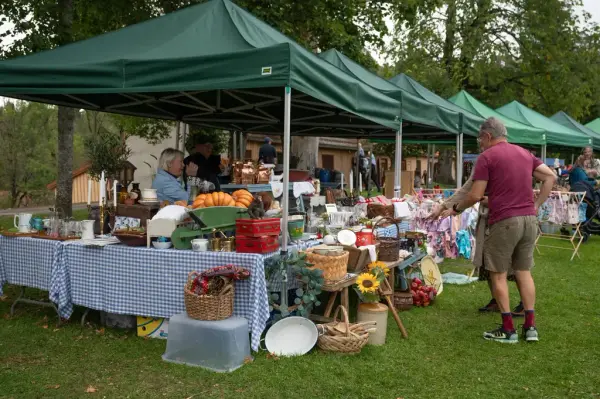 bugnende markdsboder på Høstdagen på Bogstad gård. 