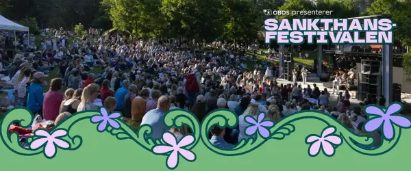 Large crowd in front of an outdoor stage during the Midsummer Festival at Norsk Folkemuseum.