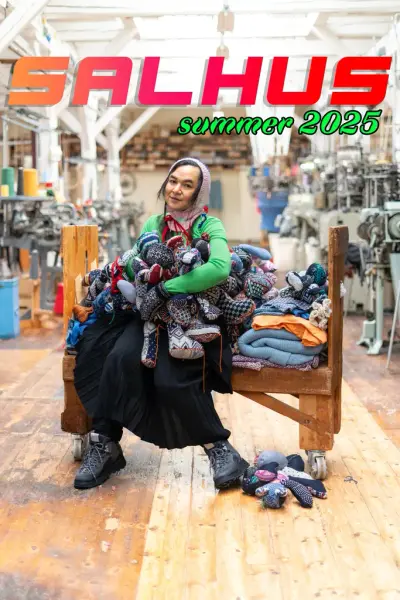 Kunstaren Kyoshi Yamamoto poserer på strikkeloftet med strikka figurer