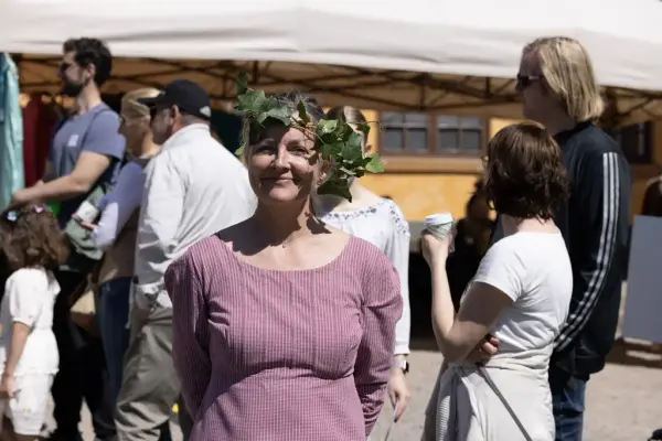 En kvinne med krans på hodet. 