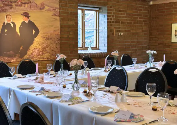 Dekket bord i lillesalen på Låven på Fossesholm Herregård.