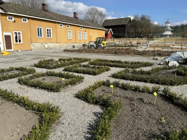 Utsyn over herregårdshaven på Fossesholm, som er under anlegging.