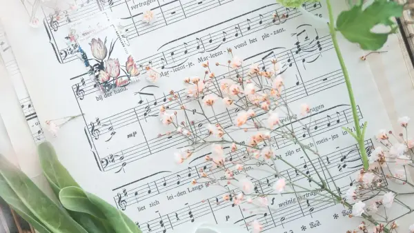 Et noteblad med blomster på