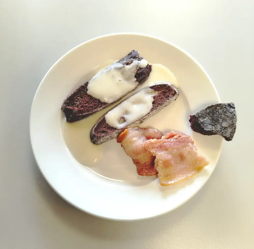 Tallerken med blodbrød, flesk og hvit saus