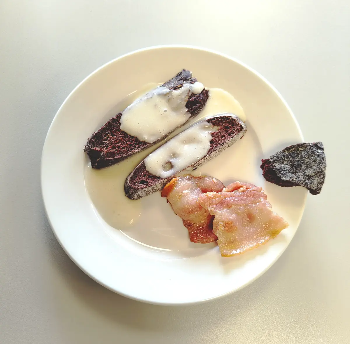 Tallerken med blodbrød, flesk og hvit saus