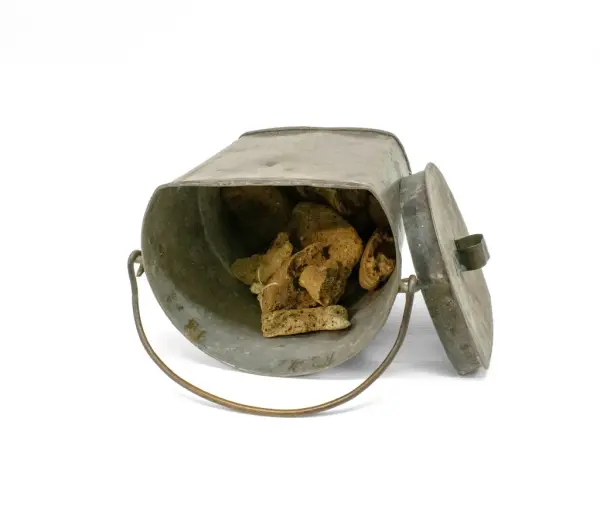 Kobberspann som med blodbrød, lokk til spannet ved siden av