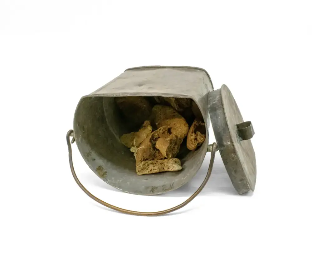 Kobberspann som med blodbrød, lokk til spannet ved siden av