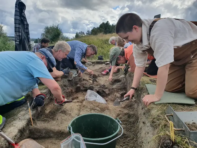 Personer sysselsatta med arkeologisk utgrävning i Styresholm