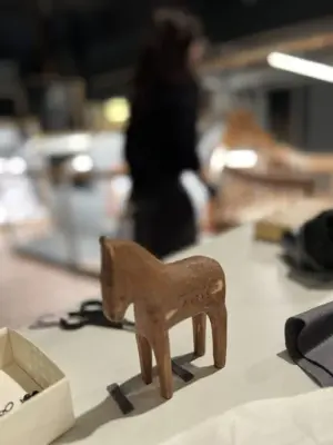 En leksakshäst snidad i trä