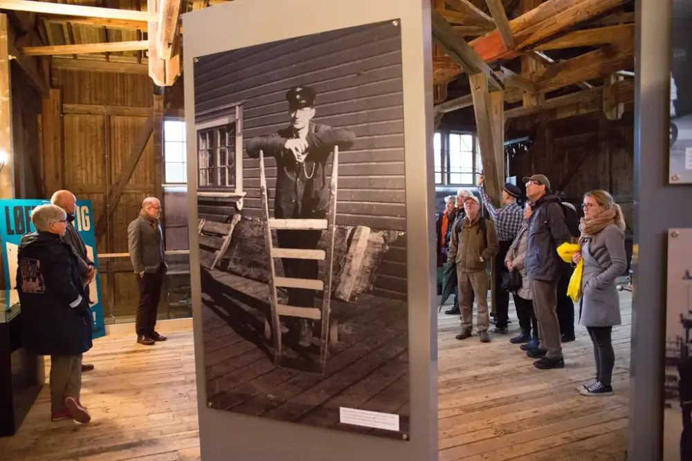Bilde fra godshuset på Norsk Jernbanemuseum. Publikum ser på bilder og leser om godstransport med tog