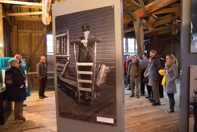 Bilde fra godshuset på Norsk Jernbanemuseum. Publikum ser på bilder og leser om godstransport med tog