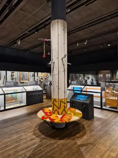 Konsthantverk. Sittbänk med inspiration av björken och samiska skoband. 