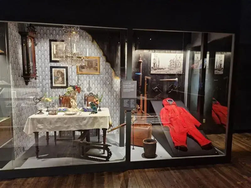 Monter med brandutrustning och föremål från borgarhem.