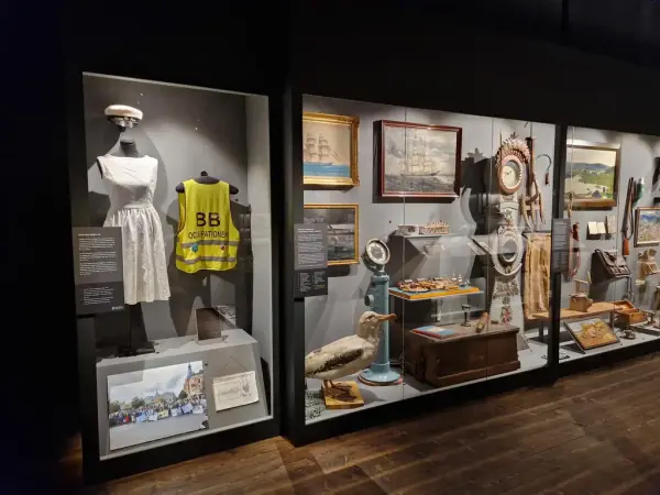 Monter med studentklänning och väst från ockupation i Sollefteå