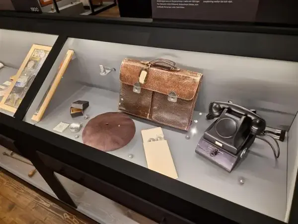 Monter med föremål av journalisten Sven Vallmark