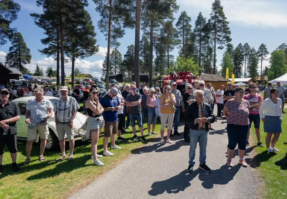 Publikum følger spent med under bilutstilling på Veterandag ved Glomdalsmuseet i Elverum, omgitt av furutrær og sommervær