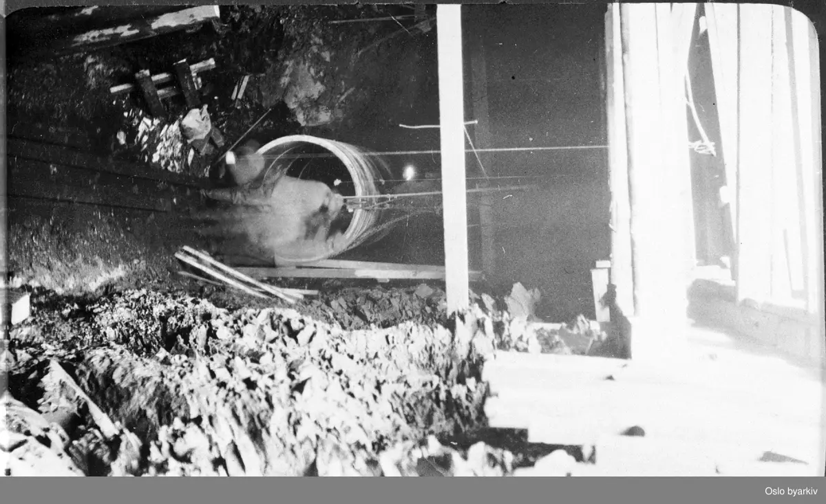 Legging av kloakkledning, sannsynligvis i Kongens gate. Fra 1920-tallet.