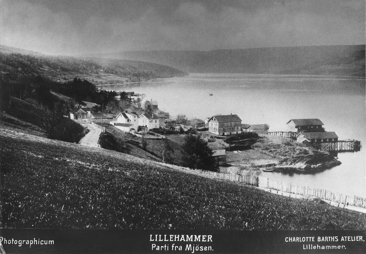 Oppland, Lillehammer. Kobberberget med brygger og pakkhus
