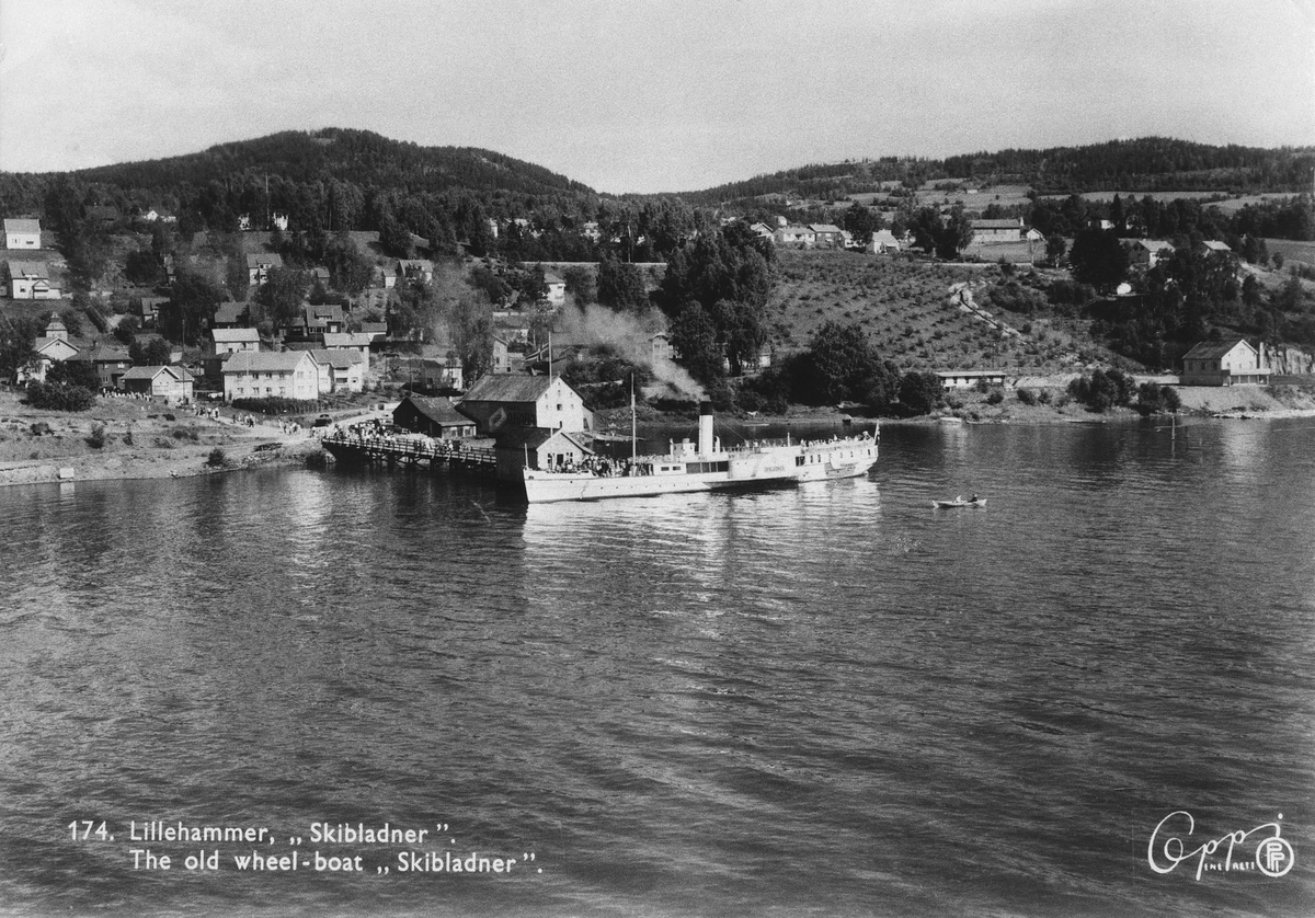 Hjuldamperen Skibladner på Mjøsa. Ligger til kai ved Lillehammer brygge.