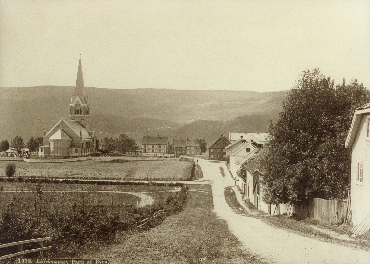 Oppland, Lillehammer, utsikt fra Storgata ned Amtmann Somerfeldts gate, nå Langes gate, mot Lillehammer kirke og Hammer gård.