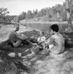 Sommaren 1959 var osedvanligt varm. Makarna Olle och Solveig Gillberg tog med sig sonen Birger för en stunds vila och svalka på Hökön i Storsjön.