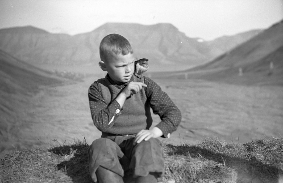 Gutt med fugl på skulderen i Sverdrupbyen. 