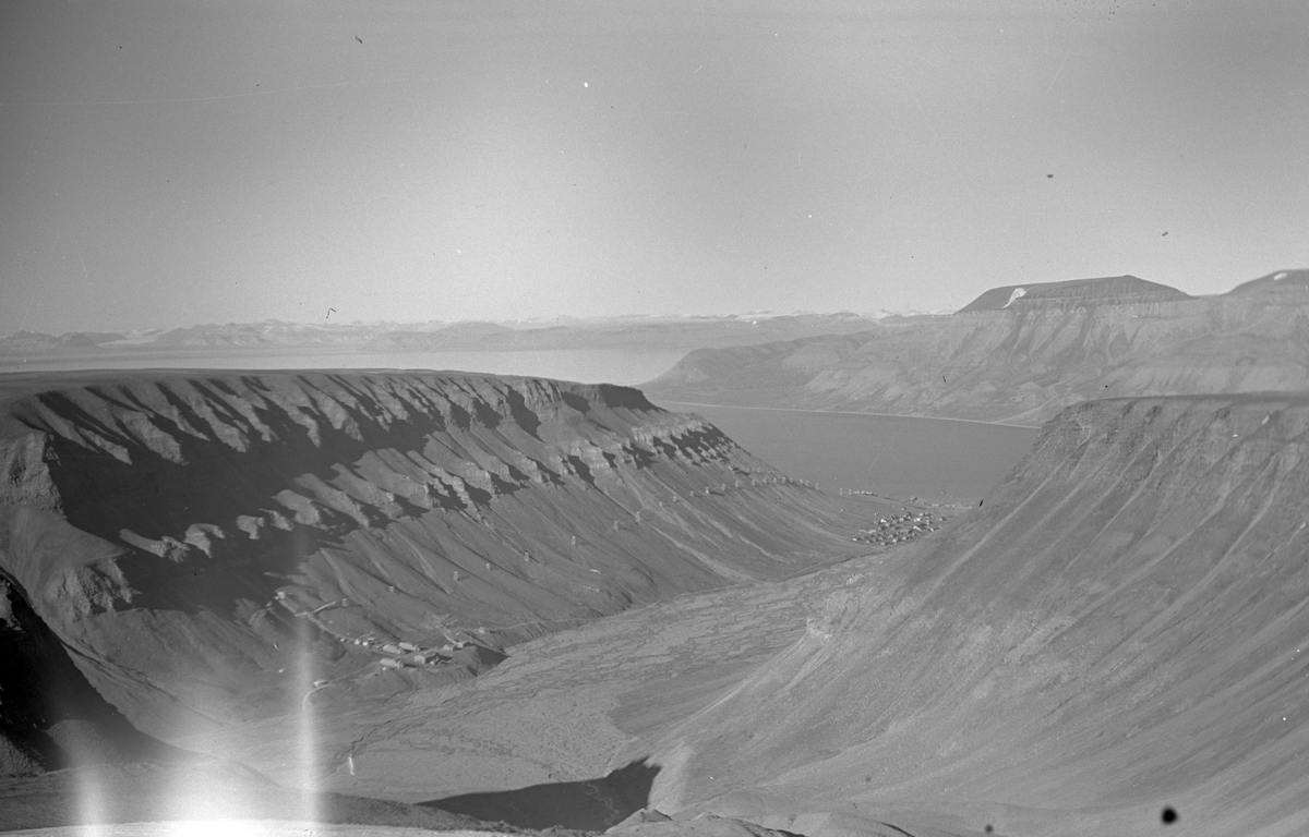 Sverdrupbyen og Longyearbyen, fra Sarkofagen. 