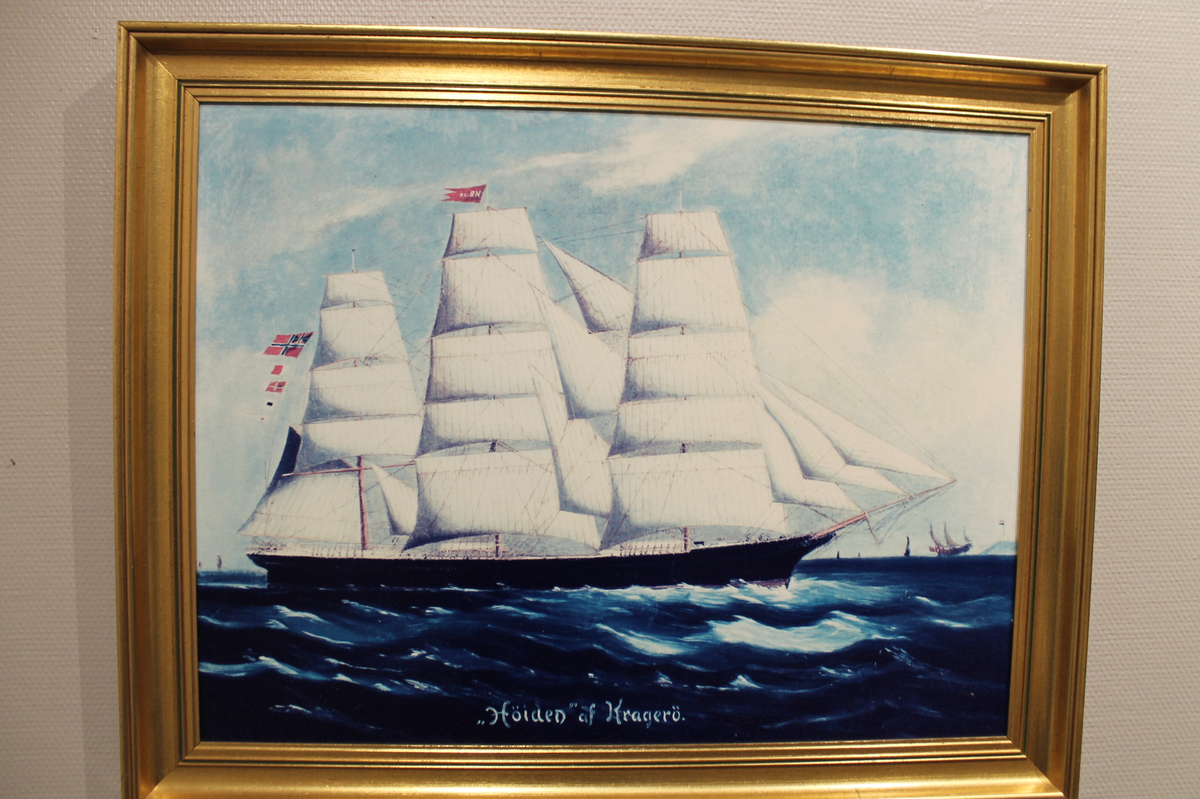 Seil- og dampskip på havet.