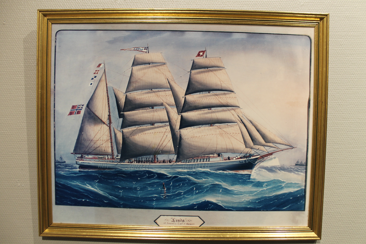 Seil- og dampskip på havet.