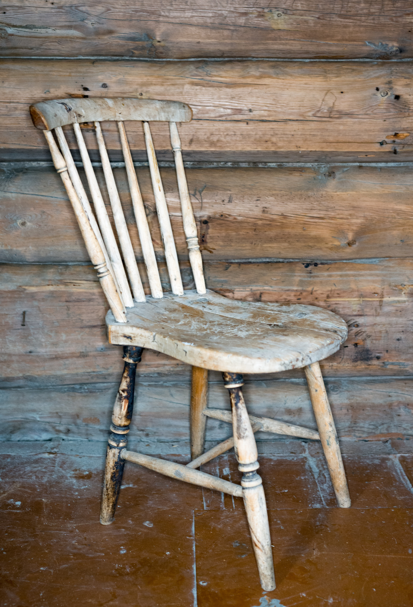 Målselv: Pinnestol: Seterstol: Trestol av bjørk: Ryggen heller svakt bakover, pinnen i ryggen tappet inn i toppstykket. 7 runde pinner, de to ytterste hat profiler. Tappet ned i sete. Setet har avrundede sider. 4 ben, rundt tverrsnitt, tappet inn i setet. Et fremme og et bak har profiler, de andre er rette. Satt på i senere tid.