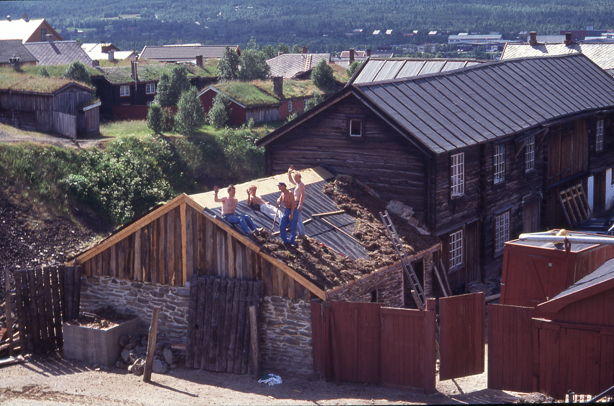 Restaurering av smia i Kurantgården, blant annet legging og tekking av nytt tak