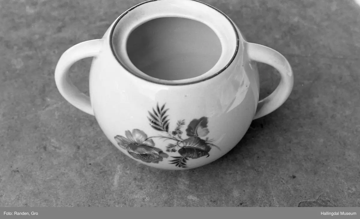 Sukkerkopp uten lokk. Trykt blomst på siden.