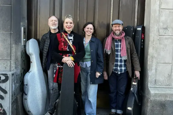 Foto av musikerne i Several Friends. To menn og to kvinner med musikkinstrumenter. 